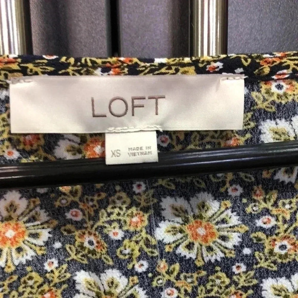 LOFT Square Neck floral print,loose fit,button cuffs,lightweight tan/navy blue - Picture 8 of 10
